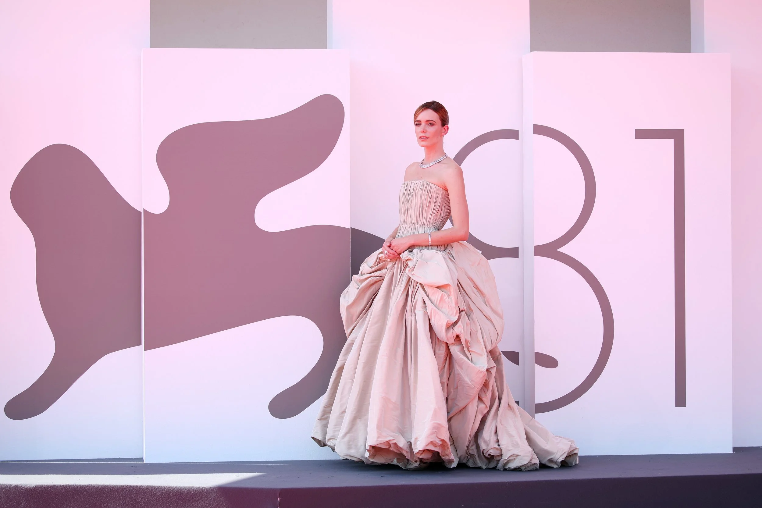 STACY MARTIN STUNS THE RED CARPET IN LOUIS VUITTON DRESS — Numéro